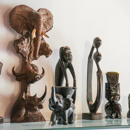Elefante, rinoceronte e figuras entalhadas sobre o balcão da sala